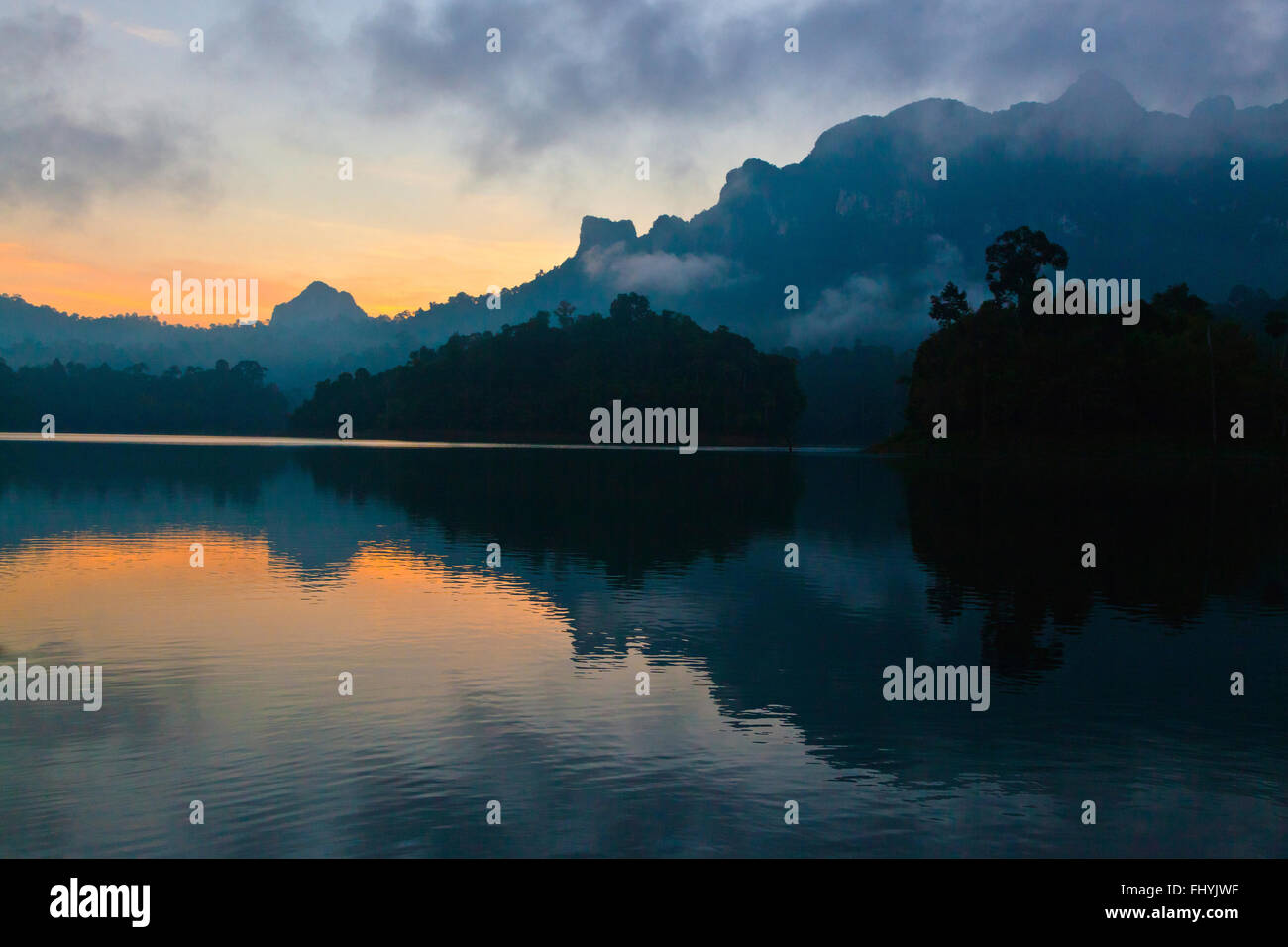 Alba come visto da CHIEW ZATTERA LAN HOUSE su CHEOW EN lago in Khao Sok NATIONAL PARK - Tailandia Foto Stock