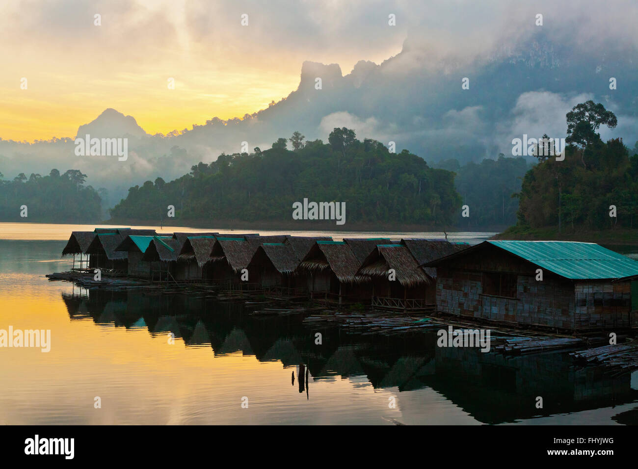 Alba come visto da CHIEW ZATTERA LAN HOUSE su CHEOW EN lago in Khao Sok NATIONAL PARK - Tailandia Foto Stock