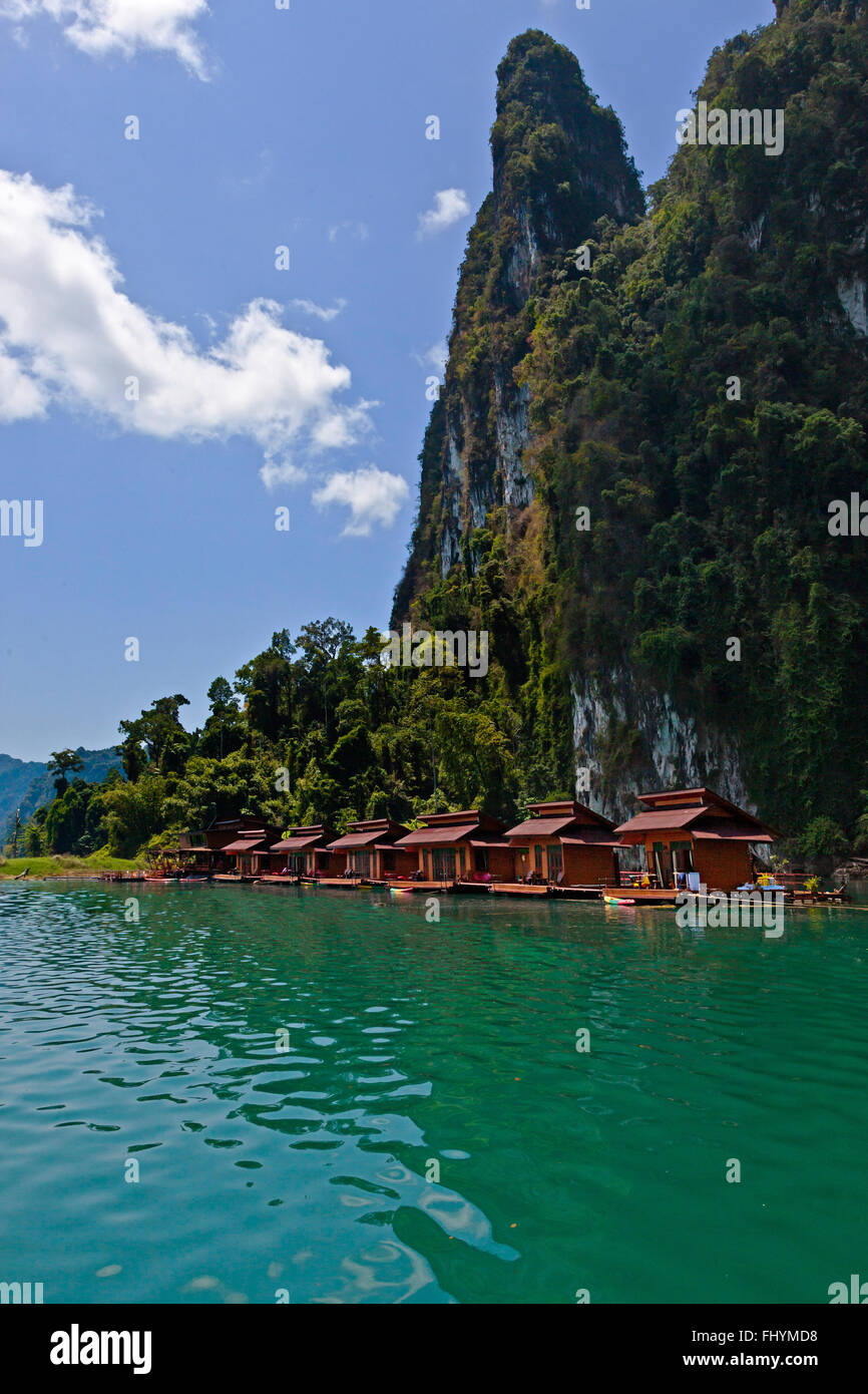 Zattera PANVAREE HOUSE fornisce alta fine sistemazioni sulla CHEOW EN lago in Khao Sok NATIONAL PARK - Tailandia Foto Stock