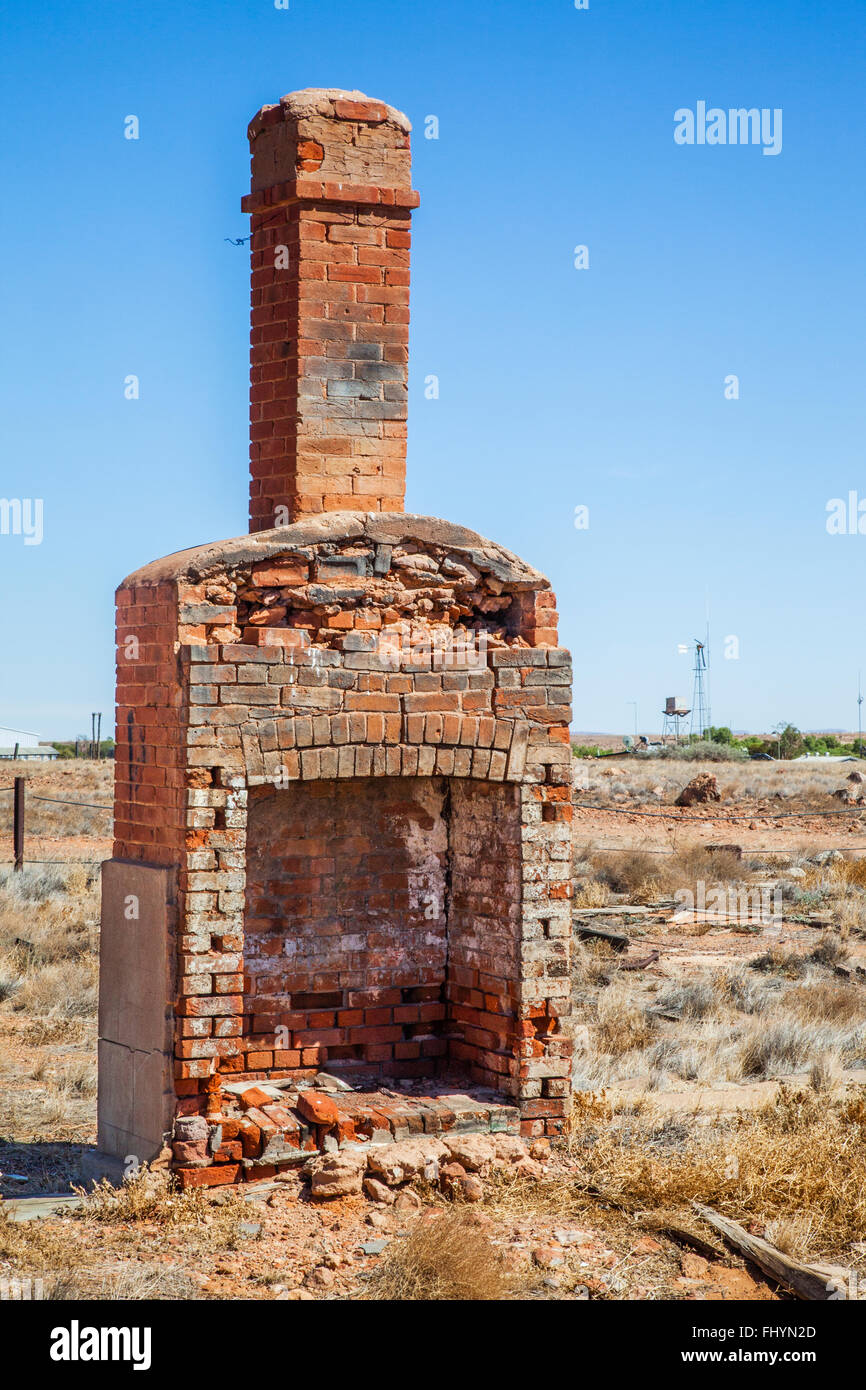 Camino solitario nelle rovine di Patterson's House e la macelleria a farina in Sud Australia Foto Stock