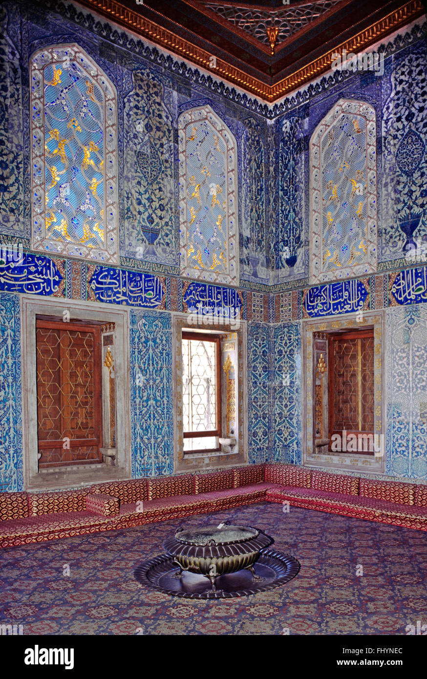 Uno dei bellissimi dipinti, piastrellati e decorate camere salotto dell'Harem - Il Palazzo di Topkapi (Impero ottomano), Istanbul Foto Stock