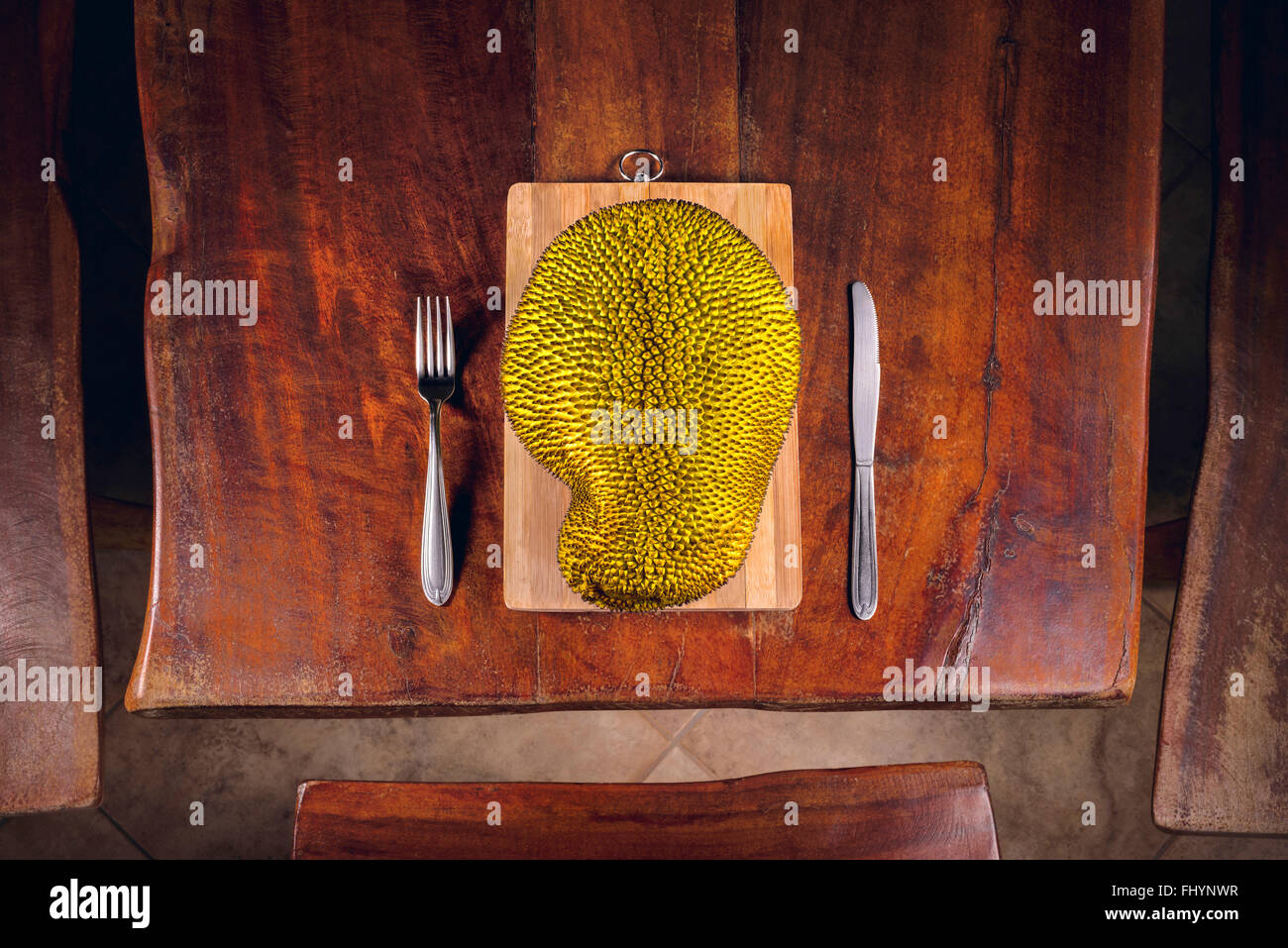 Jackfruit (Artocarpus heterophyllus) su un tavolo posto impostazione, ad alto angolo di visione. Foto Stock