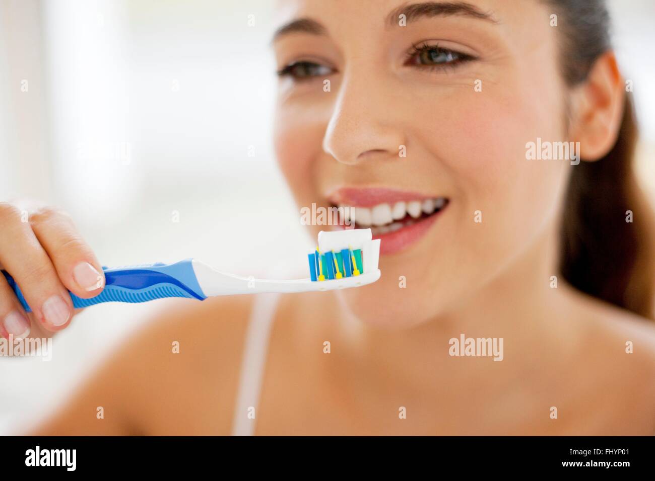 Modello rilasciato. Donna spazzolare i suoi denti. Foto Stock