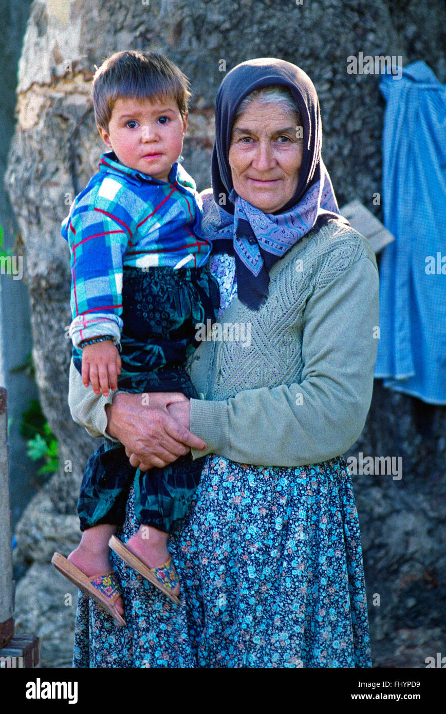 Nonna e nipote nella città di BEZIRGAN - TURCHIA Foto Stock