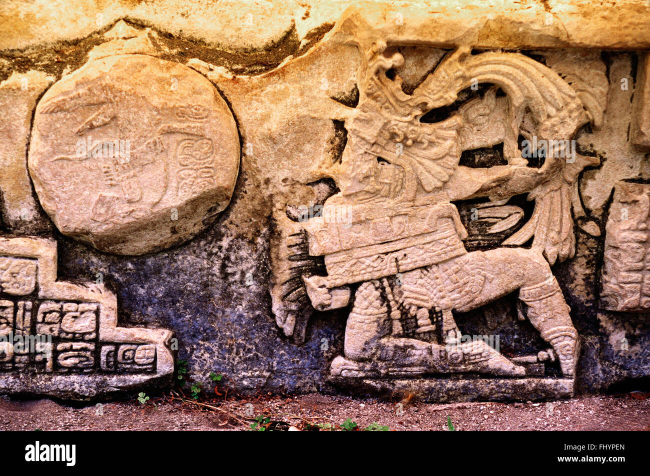 MAYA carving con sfere di rotolamento lettore perdere avversario tempio passi - Rovine di Yaxchilan, Messico Foto Stock