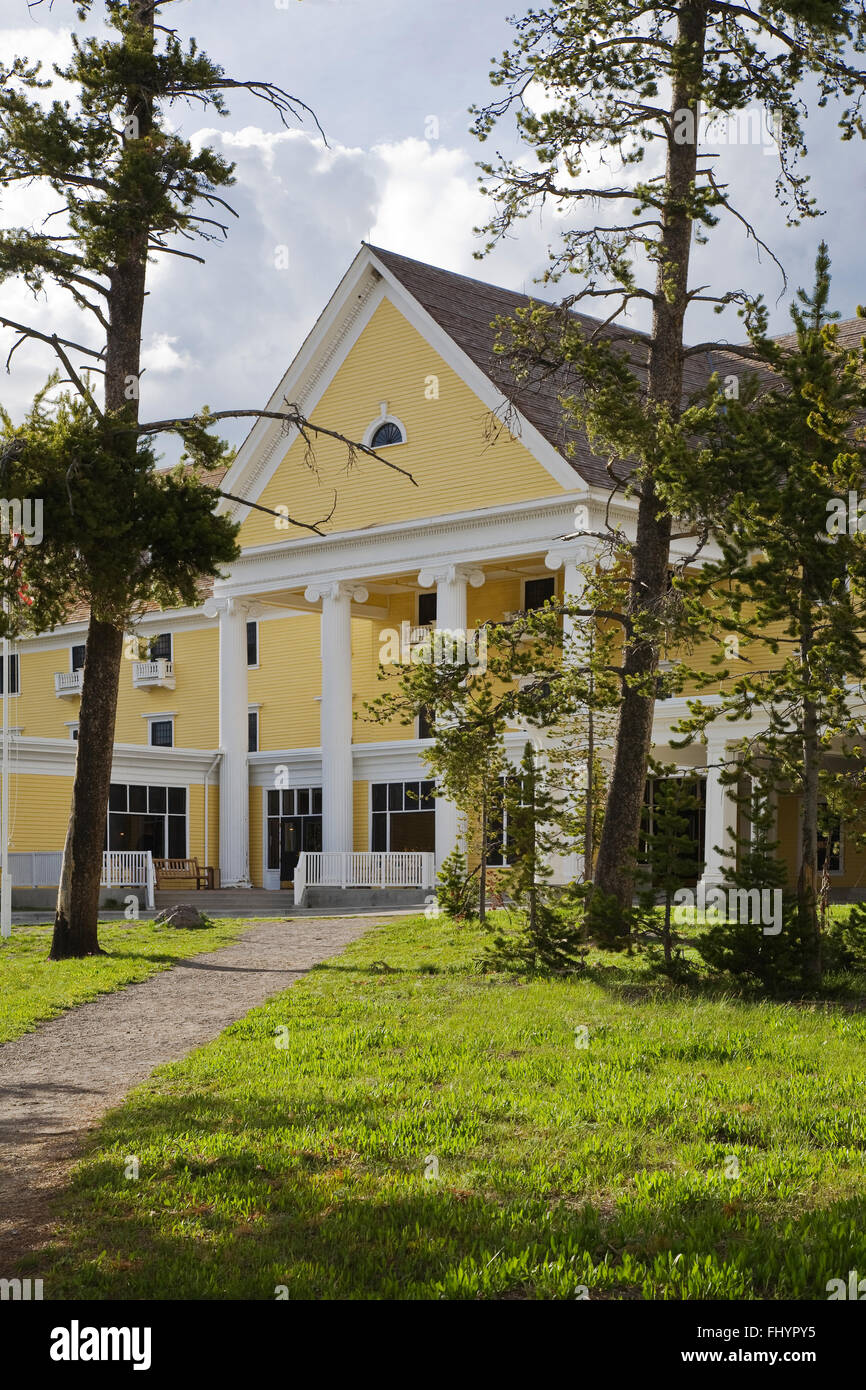 L'entrata frontale dell'hotel Lake Yellowstone - Parco Nazionale di Yellowstone, Wyoming Foto Stock