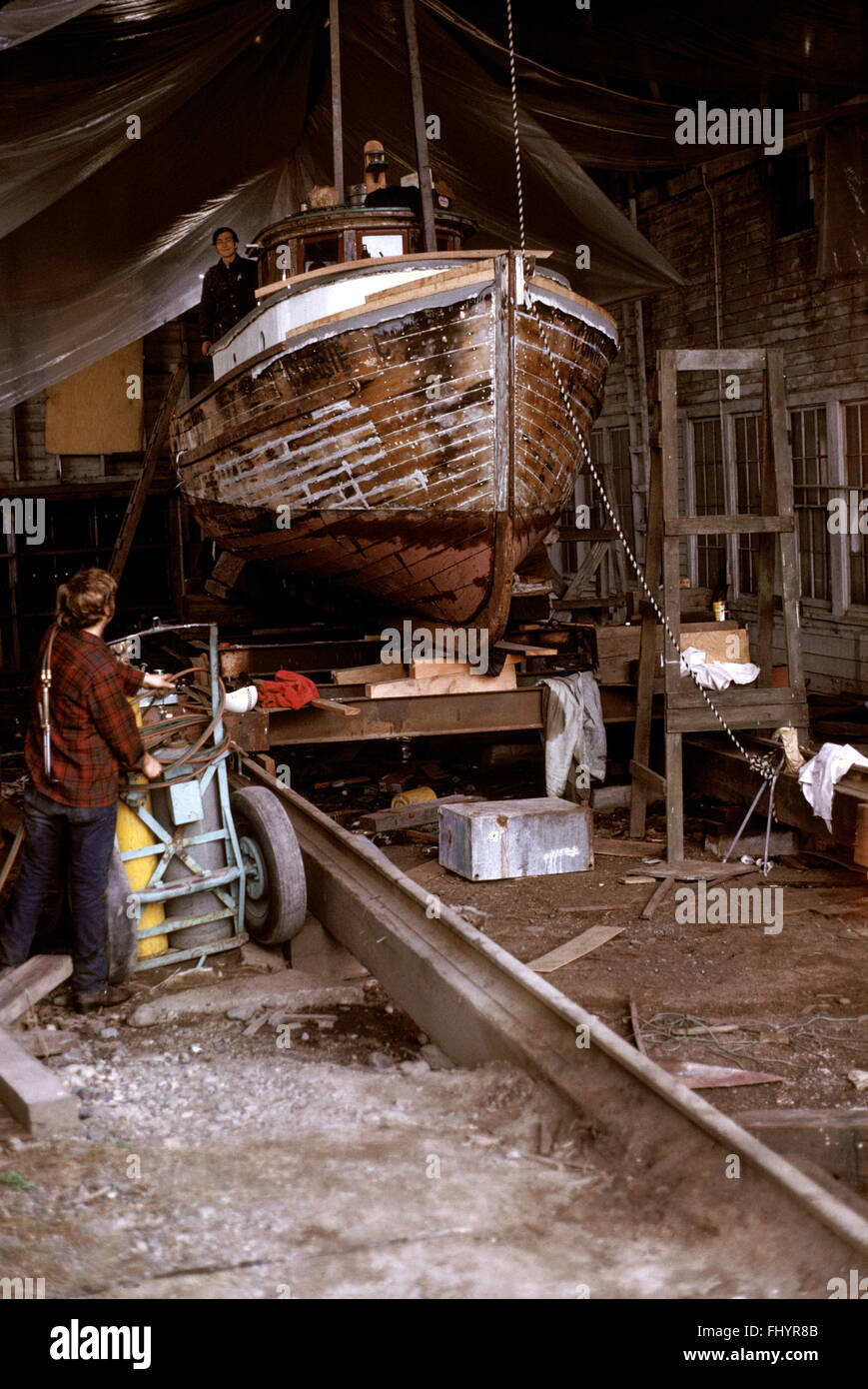 Una barca da pesca è ancorata a secco per la riparazione in BELLINGHAM - Washington Foto Stock