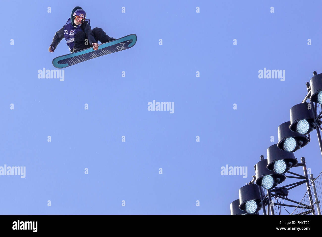 Oslo, Norvegia. 26 Febbraio 2016 Il 2016 Winter X Games sono arrivati a Oslo in questo anno, portando gli atleti provenienti da tutto il mondo per la città norvegese. La manifestazione si concentra sugli sport invernali come lo sci e lo snowboard. Nella foto durante l'uomo Snowboard Big Air heats è Roope Tonteri Matthew James / Alamy Live News Foto Stock