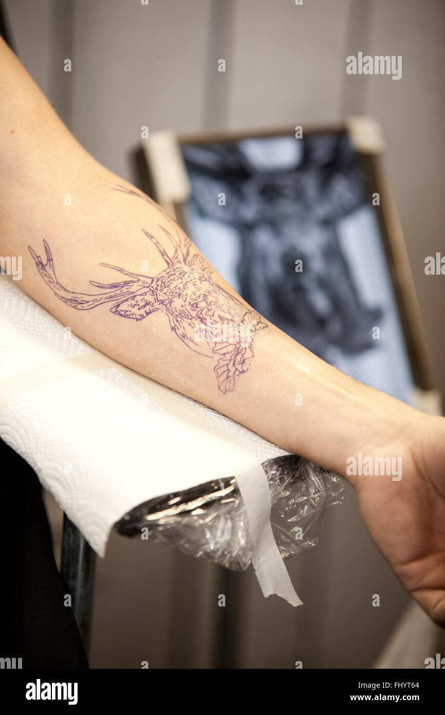 Avambraccio con stampata tattoo di un tatuaggio studio Foto Stock