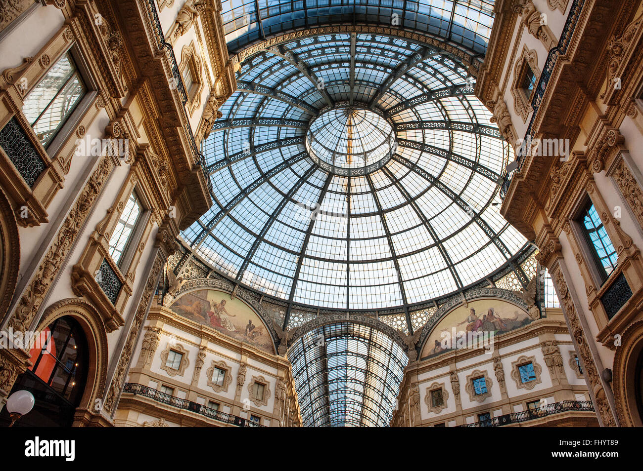 Basso angolo di vista circolare verso il soffitto a cupola e le finestre all'interno della Vittorio Emanuele Milano centro commerciale interno Foto Stock