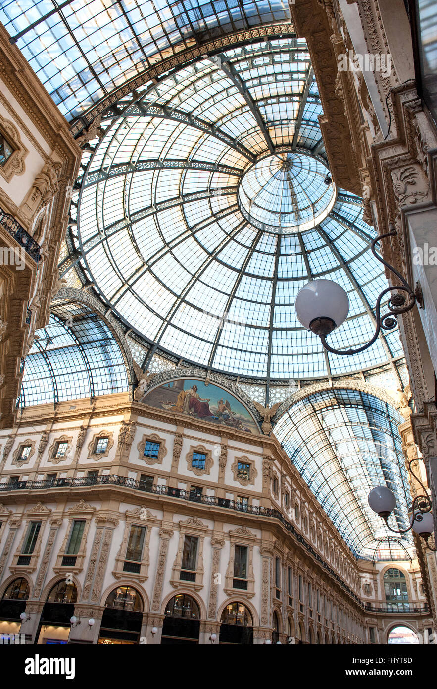 Basso angolo vista di corridoi e circolare soffitto a cupola e le finestre all'interno della Vittorio Emanuele Milano centro commerciale interno Foto Stock