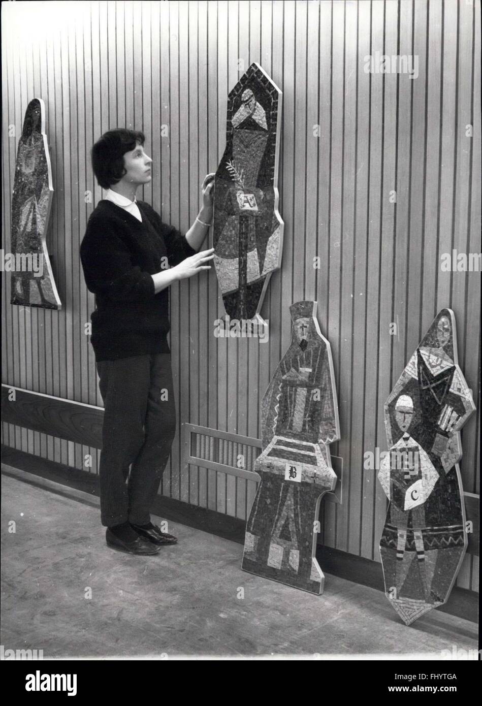 1967 - tocco finale di Norwich esclusivo della nuova libreria: i tocchi finali sono messi per la nuova Biblioteca Pubblica di Norwich che è pensato per essere unico nel suo stile in questo paese. Progettato da architetto della City, Mr.David Percival è costruito come un chiostro attorno a un cortile centrale. Sul lato sud vi è una biblioteca e in Oriente, una news room con vasta classe finestre dal pavimento al soffitto.Il lato nord è costituito da una camera di riferimento, con alloggio per gli studenti, donato biblioteche e una raccolta di record della storia locale. Il lato ovest è di otto piani di altezza, i cinque alto Foto Stock