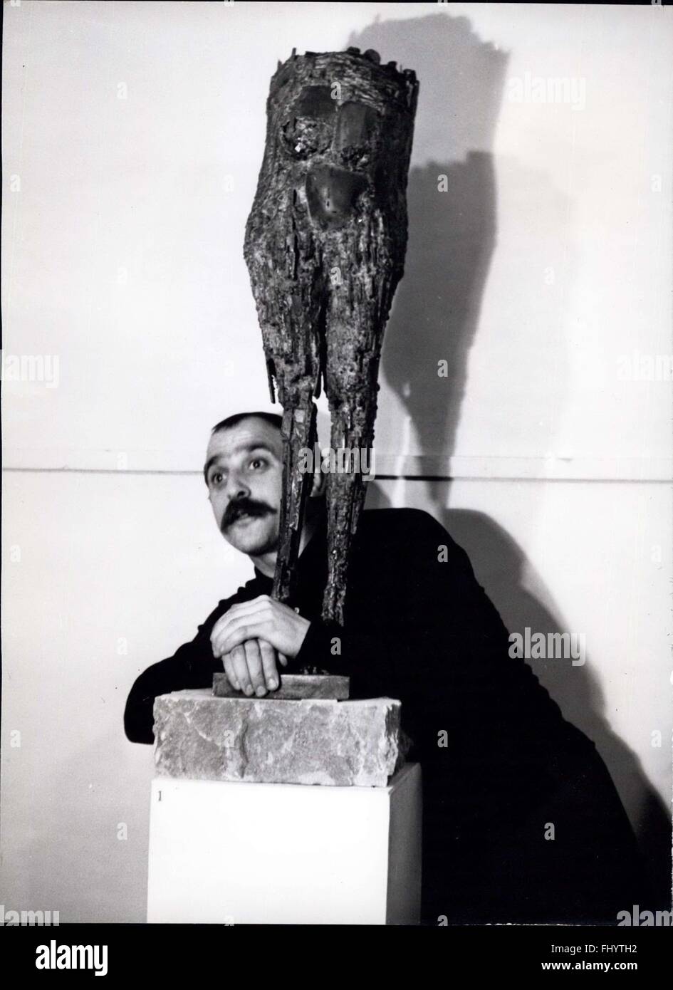 1956 - Cesar ''nu de Saint-Denis: Cesar con uno di una serie di sue strane creazioni da rottami di fabbrica. © Keystone Pictures USA/ZUMAPRESS.com/Alamy Live News Foto Stock