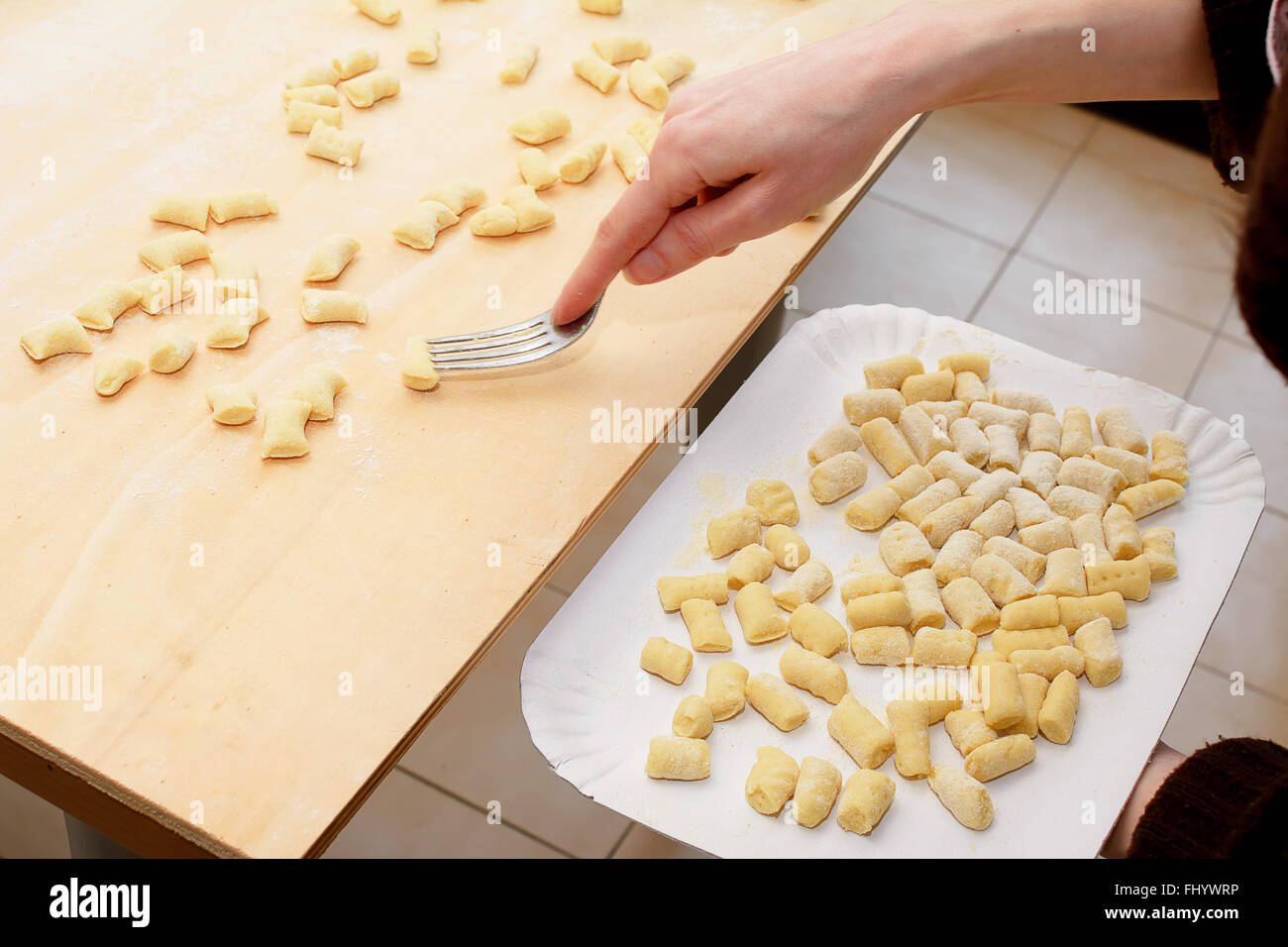 Impastare a casa gnocchi di italiano Foto Stock