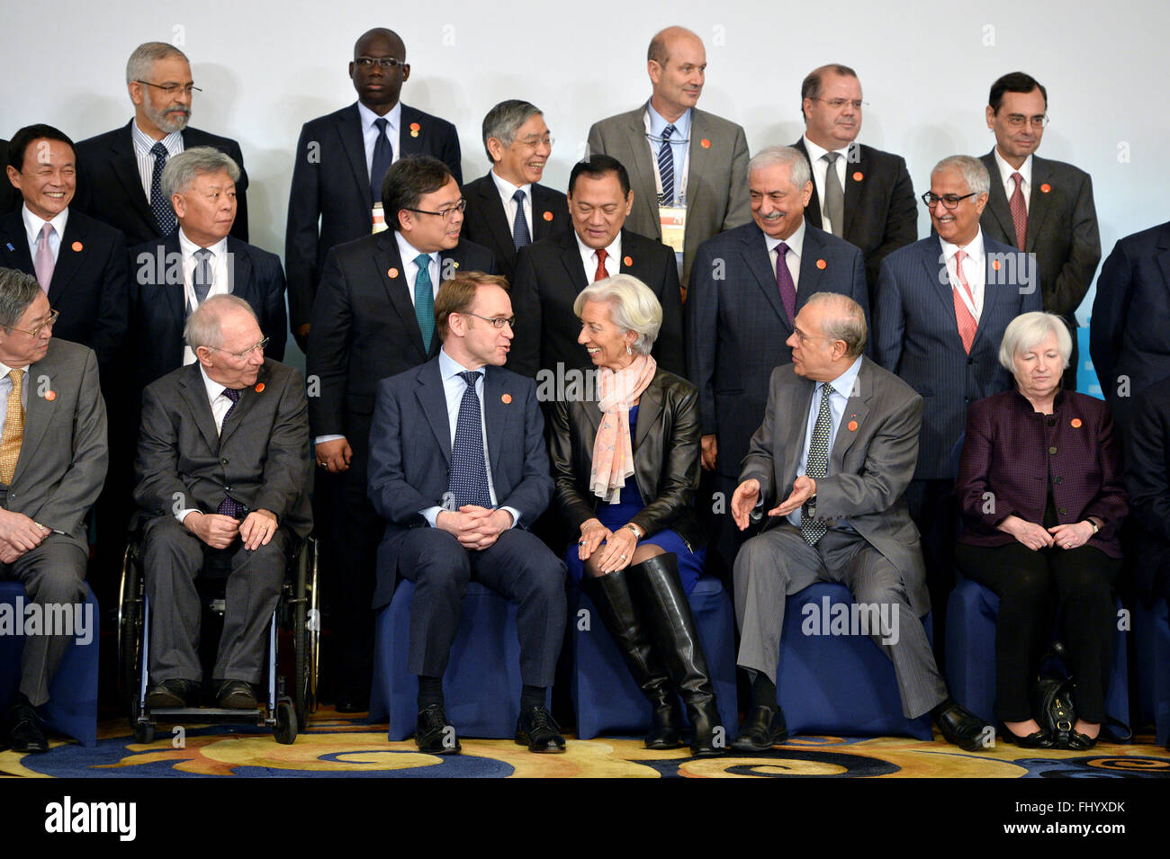 (160227) -- Shanghai, 27 febbraio 2016 (Xinhua) -- Il Direttore del Fondo monetario internazionale Christine Lagarde (terza R, anteriore) colloqui con la Germania federale Capo della Bundesbank Jens Weidmann (3a L, anteriore) prima che posano per una foto di famiglia del G20 dei ministri delle Finanze e i governatori della Banca centrale incontro presso il Pudong Shangri-la hotel di Shanghai, Cina orientale, il 27 febbraio 2016. I responsabili politici cinesi venerdì delineato del paese le politiche economiche e la riforma agenda, rassicurante il mondo che il governo ha molti strumenti di politica per la lotta contro la pressione verso il basso come responsabili finanziari dai paesi del G20 g Foto Stock
