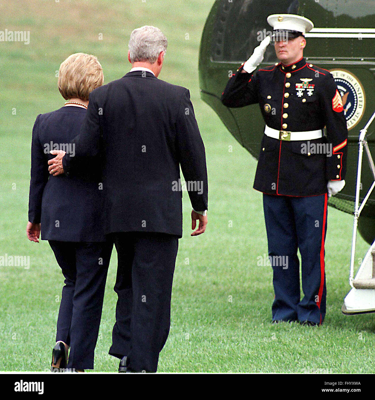 Washington, Distretto di Columbia, Stati Uniti d'America. 31 Agosto, 1998. Il Presidente degli Stati Uniti Bill Clinton e la first lady Hillary Rodham Clinton preparare alla scheda 1 marini come essi partono alla Casa Bianca per il loro viaggio in Russia il 31 agosto 1998.Credit: Ron Sachs/CNP © Ron Sachs/CNP/ZUMA filo/Alamy Live News Foto Stock