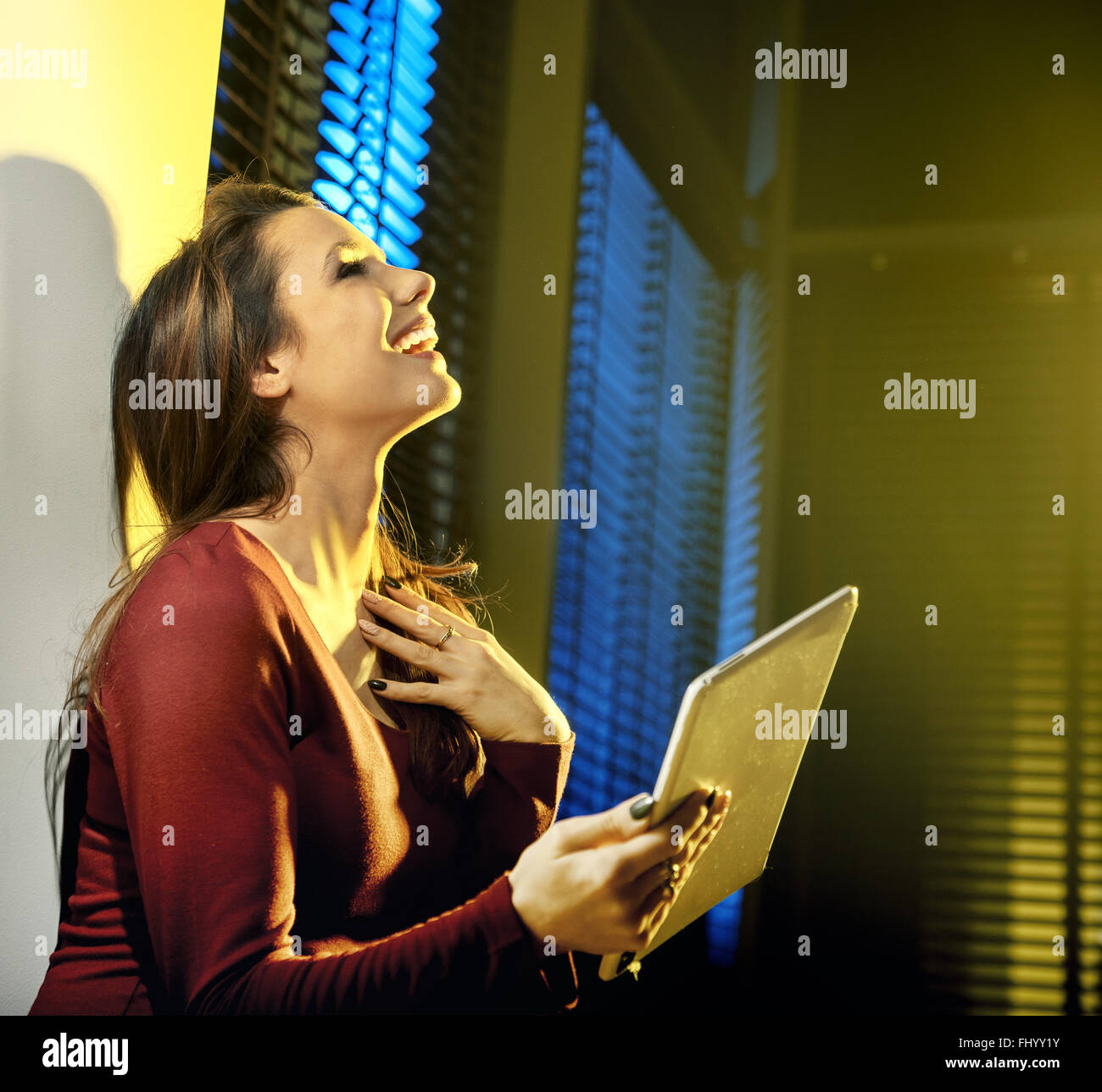 Ridendo brunette utilizzando un nuovo tablet Foto Stock