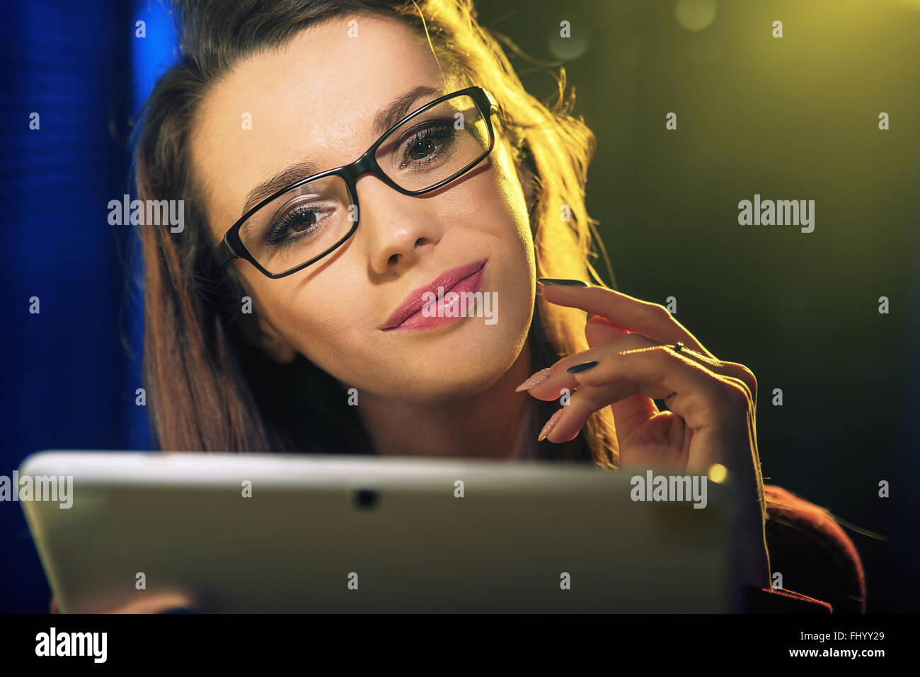 Closeup ritratto di donna graziosa tenendo un tablet Foto Stock