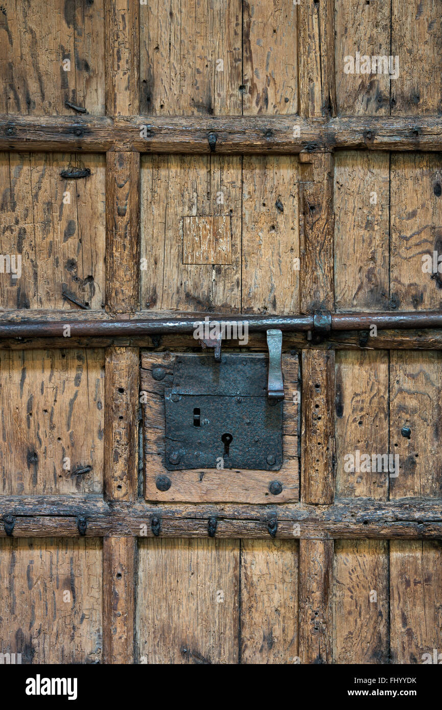 Cattedrale di Wells medievale porta in legno di quercia e bloccare. Pozzetti, Somerset, Inghilterra Foto Stock