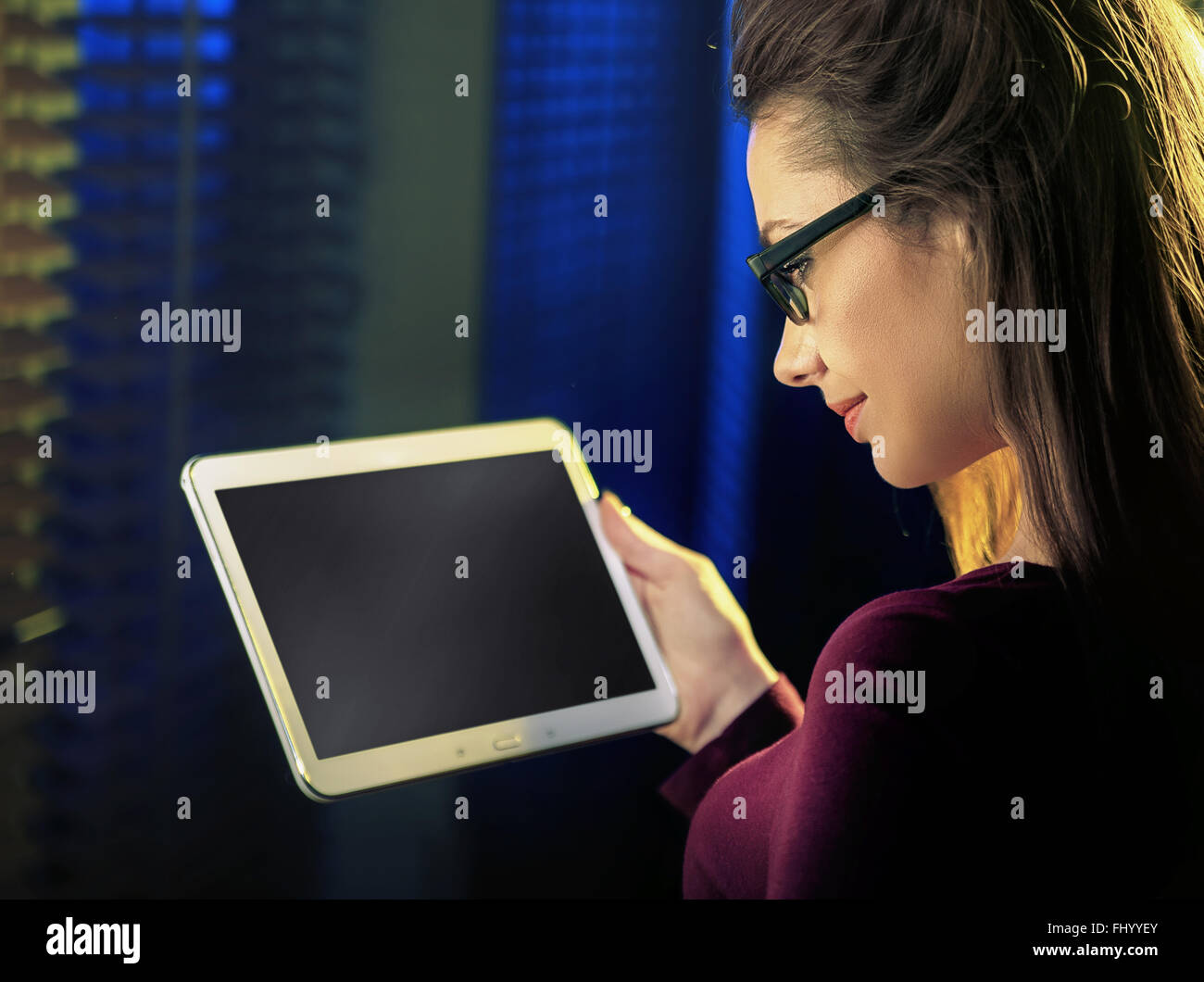 Ritratto di una donna graziosa utilizzando una nuova tecnologia Foto Stock