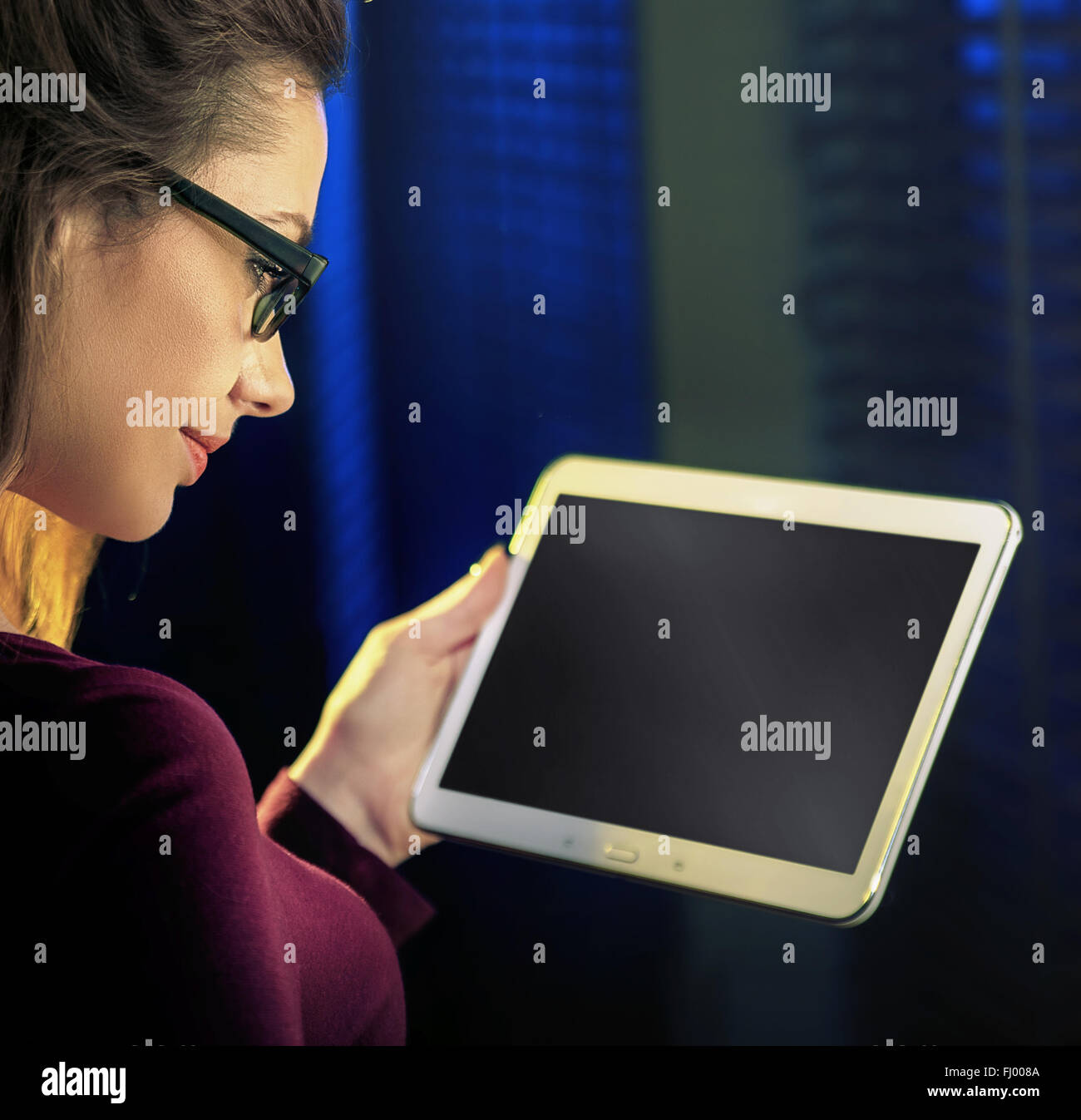 Immagine concettuale della donna che utilizza un nuovo tablet Foto Stock