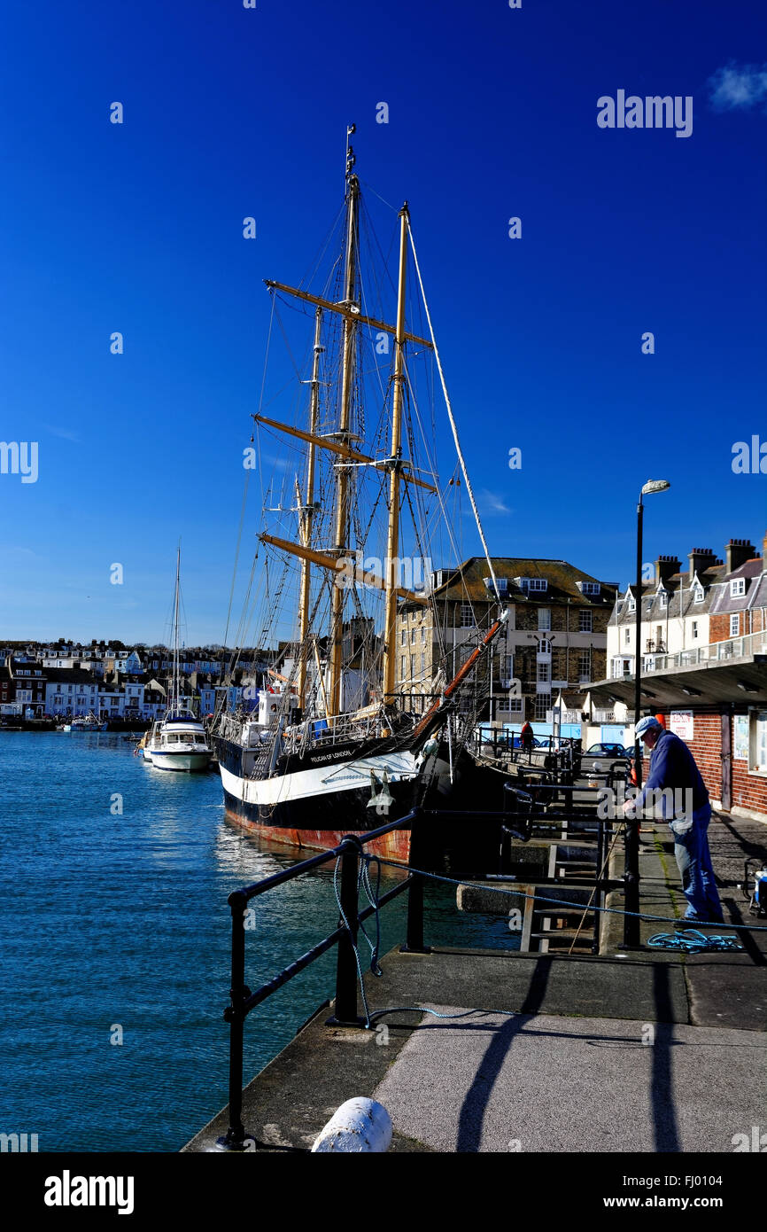 Dockside di Weymouth, Regno Unito, è un rifugio per le navi a riposo e dock come il clipper "Pellicano di Londra;. Foto Stock