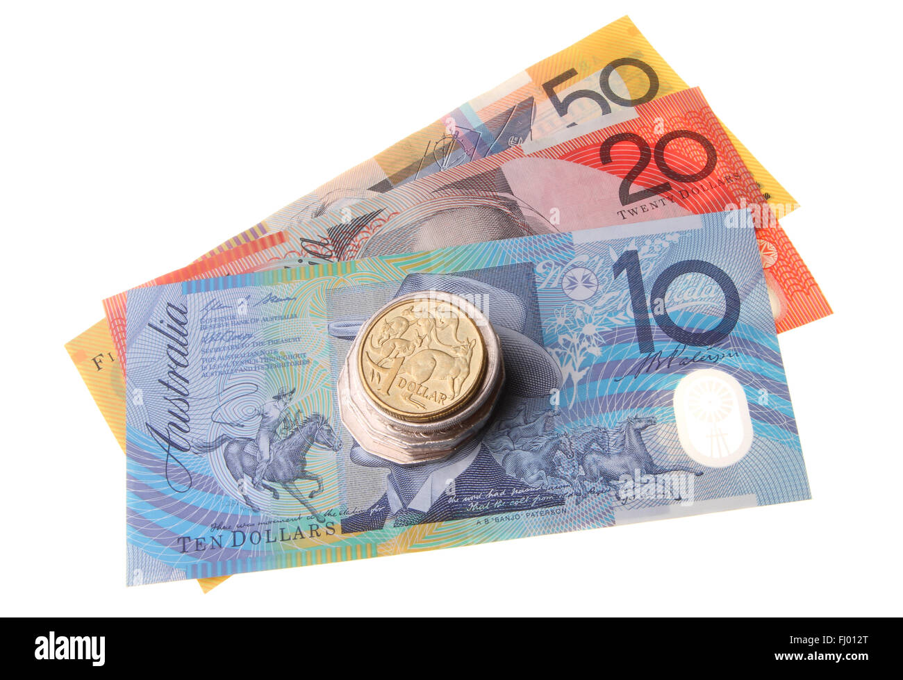Una pila di monete australiano sormontata da un dollaro, moneta seduto sulla parte superiore di tre banconote isolati su sfondo bianco Foto Stock