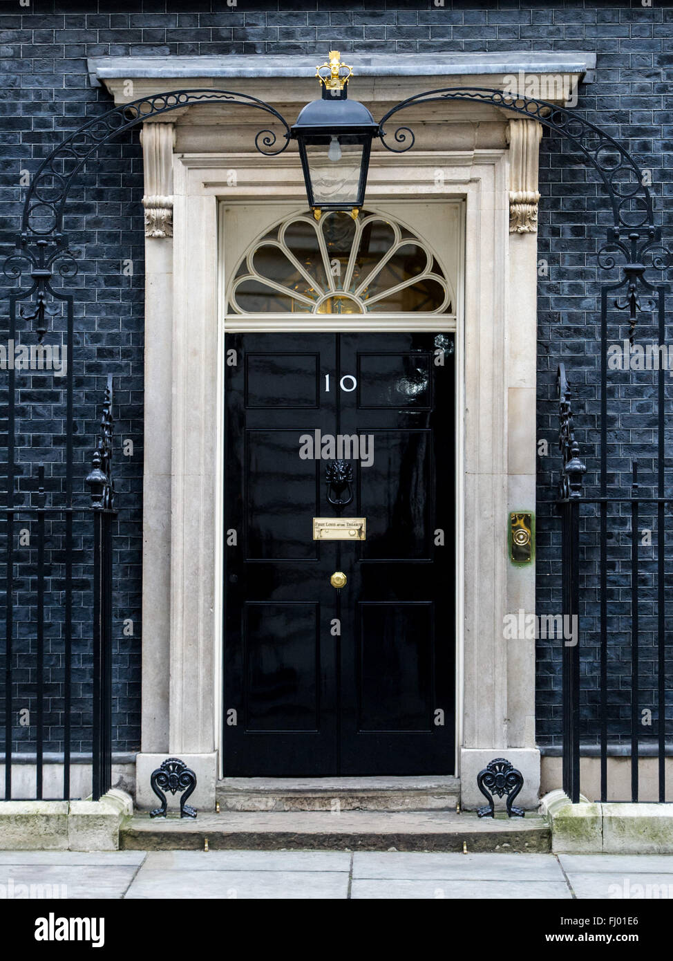 Un solitario funzionario di polizia sta alla porta anteriore al numero 10 di Downing Street. Il numero 10 è la residenza londinese della seduta del Primo ministro britannico e il quartier generale del ramo esecutivo del governo britannico. Dotato di: numero 10 di Downing Street View dove: Londra, Regno Unito quando: 27 Gen 2016 Foto Stock