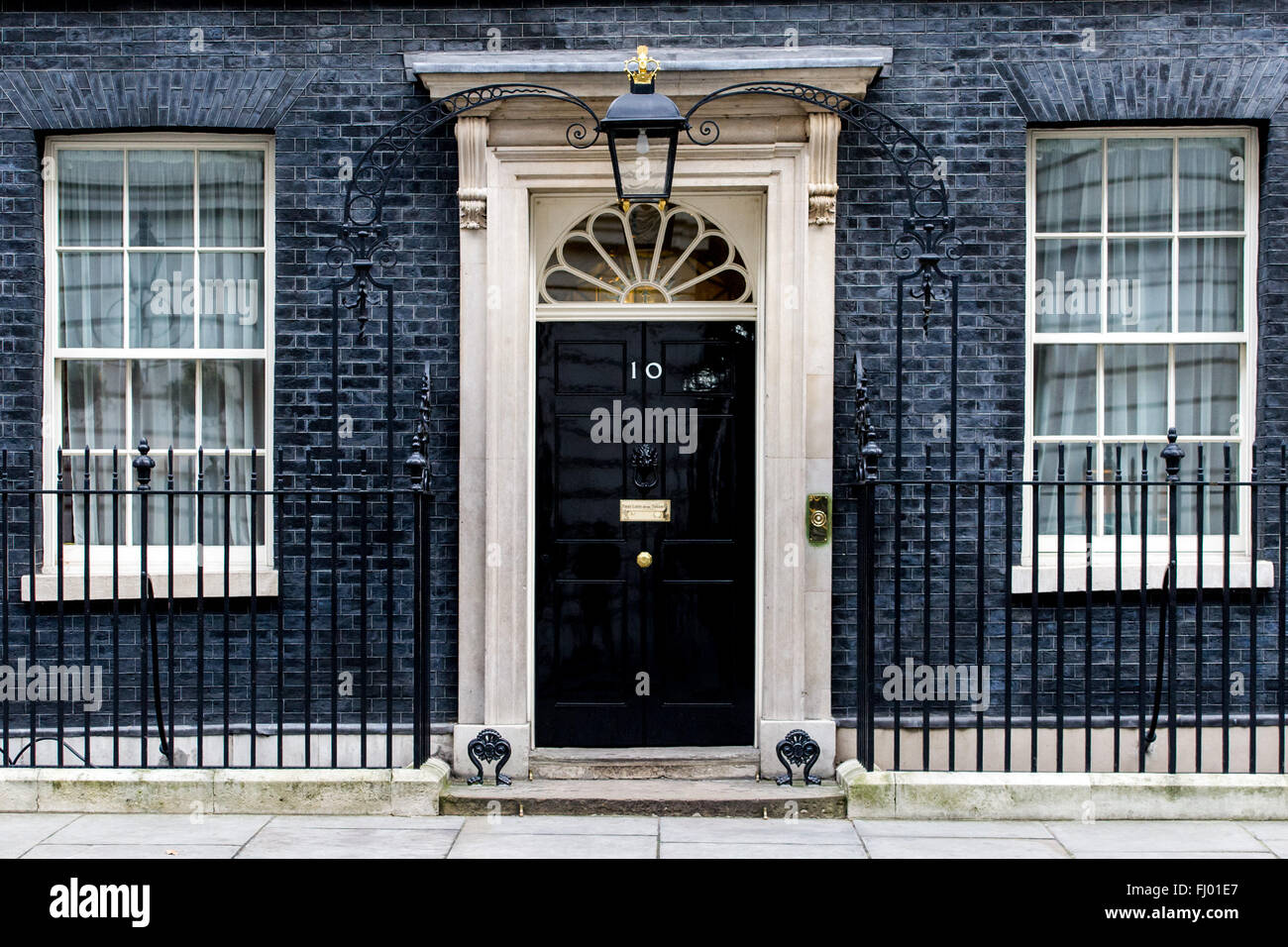 Un solitario funzionario di polizia sta alla porta anteriore al numero 10 di Downing Street. Il numero 10 è la residenza londinese della seduta del Primo ministro britannico e il quartier generale del ramo esecutivo del governo britannico. Dotato di: numero 10 di Downing Street View dove: Londra, Regno Unito quando: 27 Gen 2016 Foto Stock