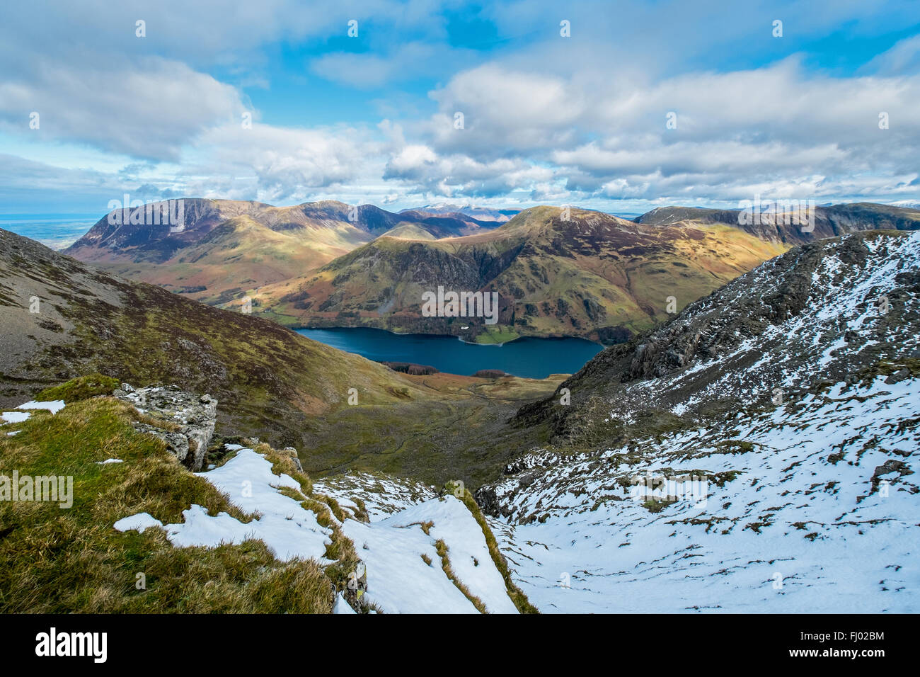 Inverno vista dall'alto stile cresta sopra Buttermere verso Robinson e Grassmoor nel Parco Nazionale del Distretto dei Laghi, Cumbria, Regno Unito Foto Stock