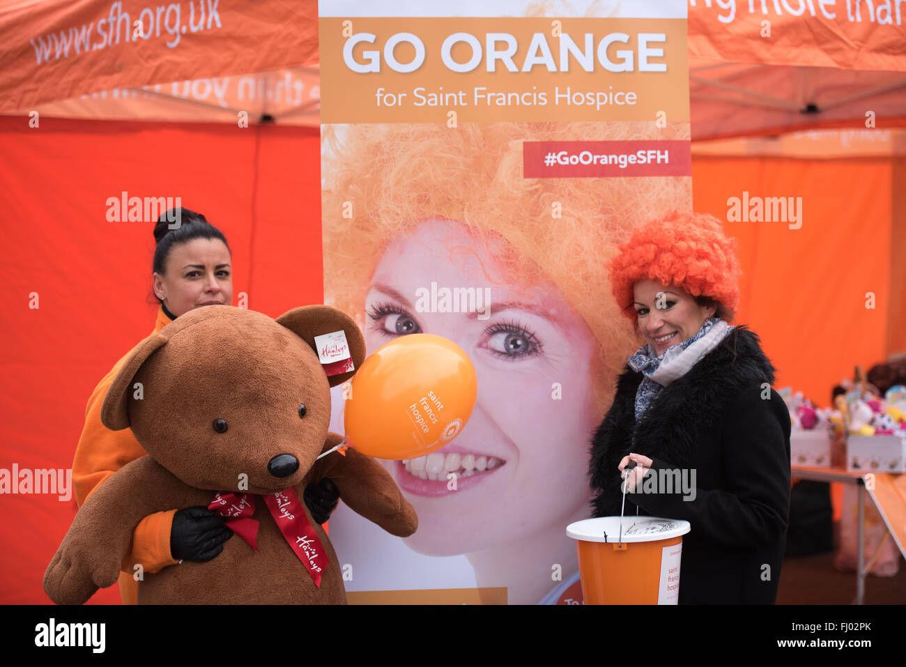 Brentwood, Essex, 27 febbraio 2016, Orange raccolta fondi per San Francesco Ospizio 'Go Orange" credito campagna: Ian Davidson/Alamy Live News Foto Stock