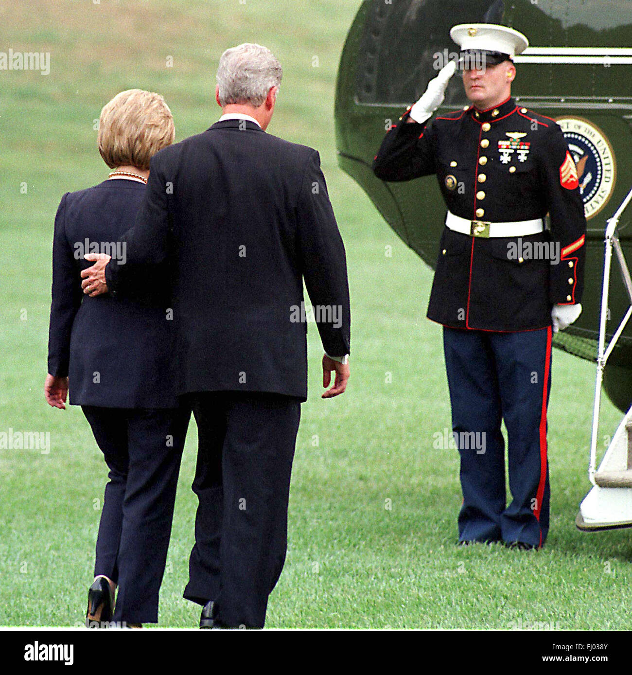 Il Presidente degli Stati Uniti Bill Clinton e la first lady Hillary Rodham Clinton preparare alla scheda 1 marini come essi partono alla Casa Bianca per il loro viaggio in Russia il 31 agosto 1998. Credito: Ron Sachs/CNP - nessun filo SERVICE - Foto Stock