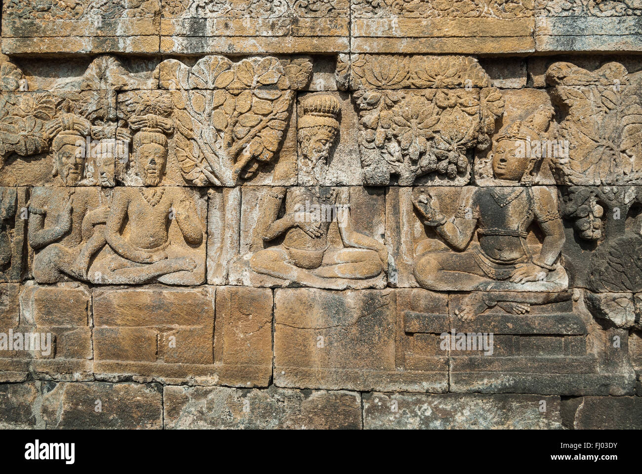 Un rilievo scolpite pannello al tempio Buddhista di Borobudur e a un sito Patrimonio Mondiale dell'UNESCO in Java centrale, Indonesia. Foto Stock