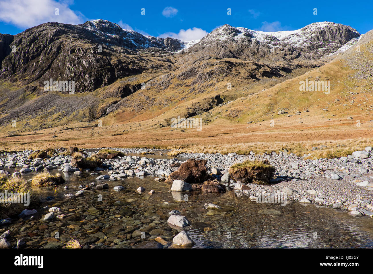 Grande Moss e il Scafell massiccio in inverno dalla tomaia Esk valley, Lake District, Cumbria, Regno Unito Foto Stock