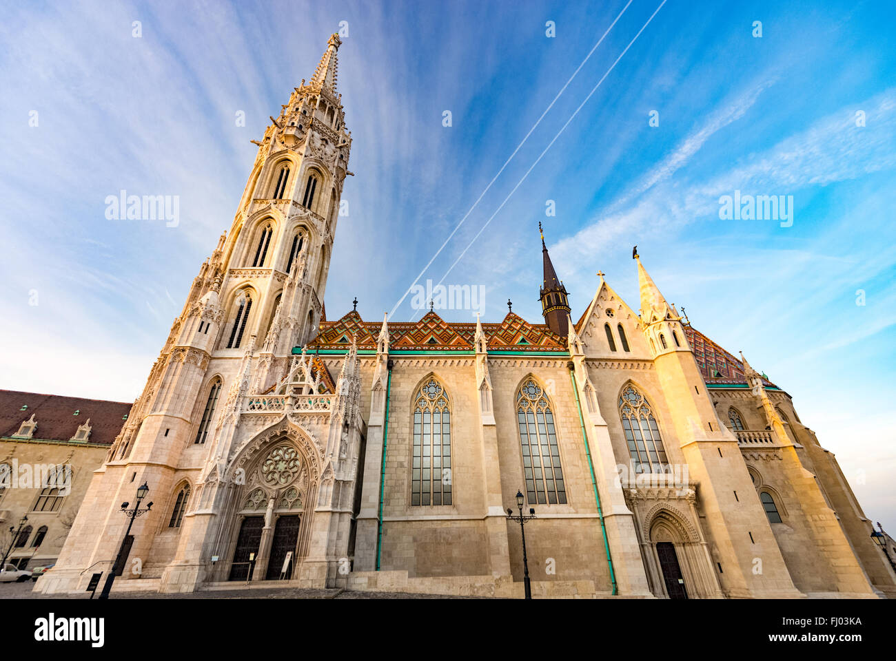 Città vecchia architettura di Budapest. Tempio di Buda chiesa di Mattia. Il Buda Castle District. Blu cielo nuvoloso in background. Hungar Foto Stock