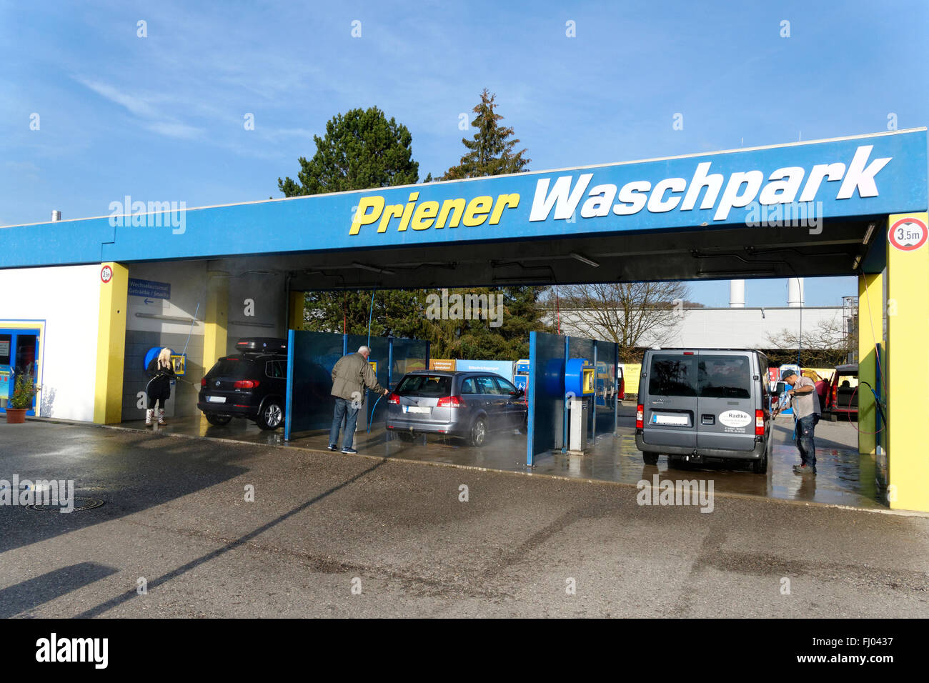 La gente la pulizia di auto a Priener Waschhpark lavaggio auto facility, Prien, Chiemgau, Alta Baviera, Germania, Europa. Foto Stock
