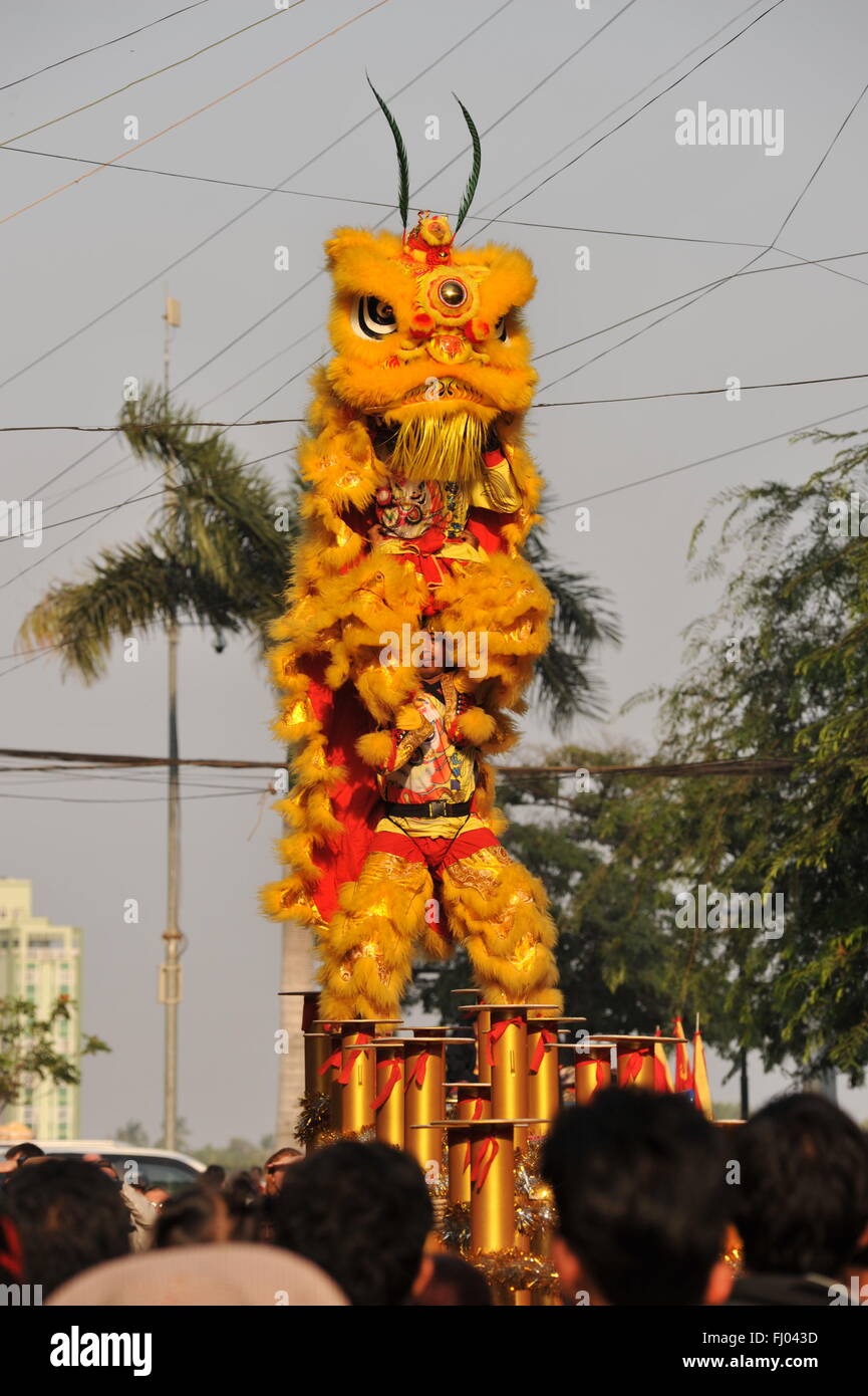 Phnom Penh celebra "anno della scimmia' w/ leone tradizionali balli durante il capodanno cinese. © kraig lieb Foto Stock