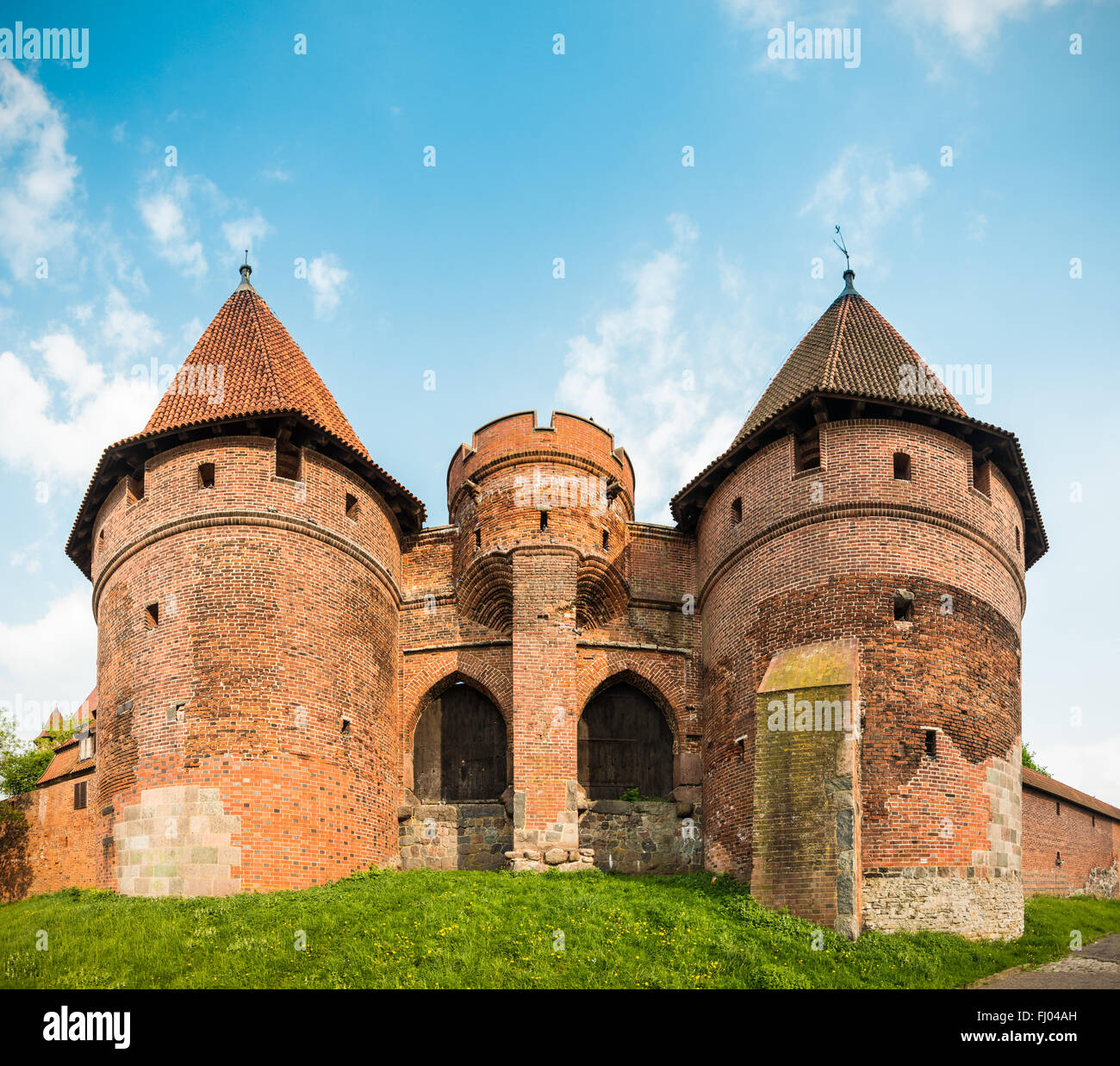 Castello teutonico in Malbork (Marienburg) in Pomerania, in Polonia, in Europa. UNESCO - Sito Patrimonio dell'umanità. Cielo blu con nuvole in backgr Foto Stock