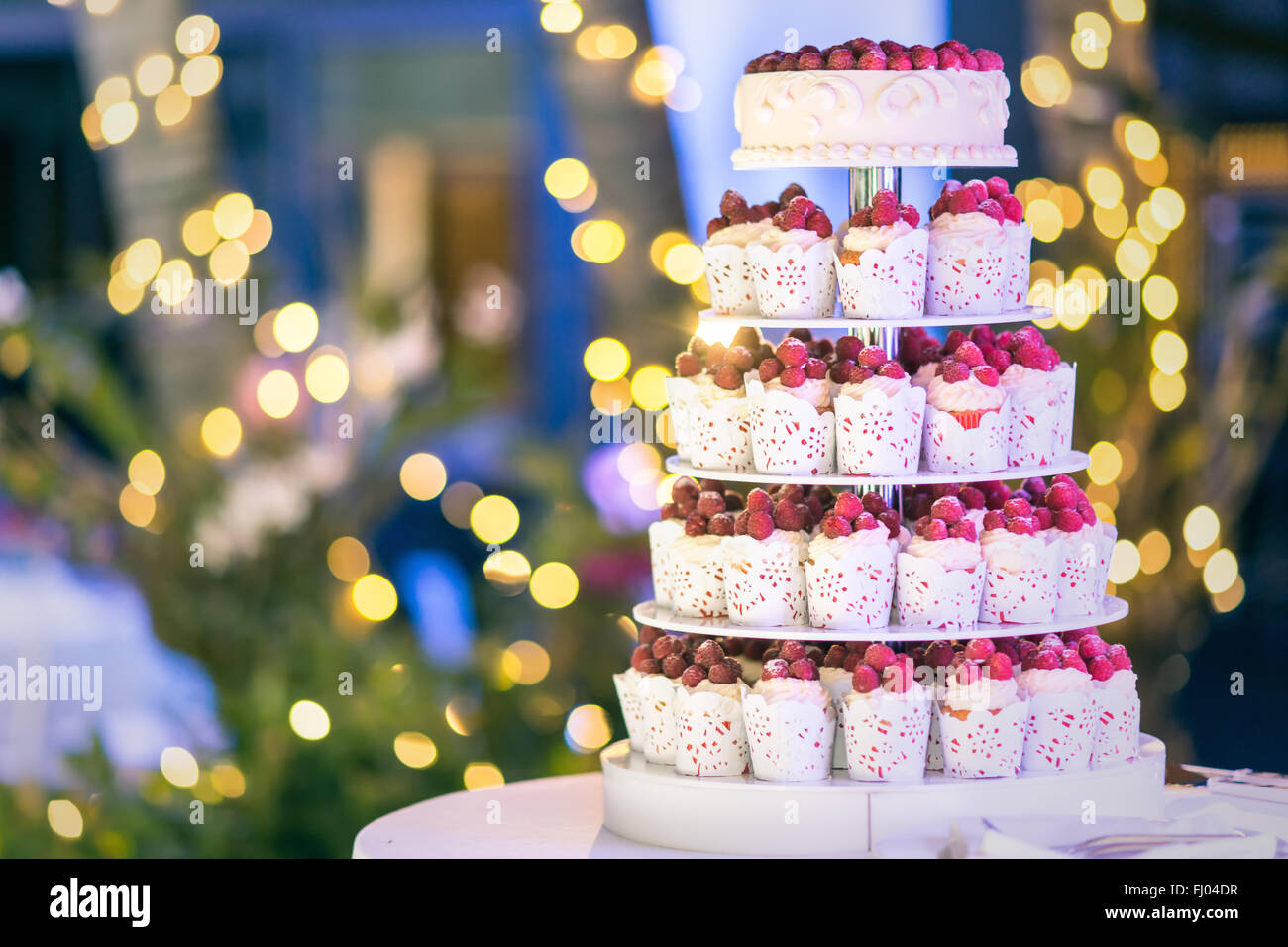 Dolce torta di nozze fatta da fresco berry tortina con sfondo bokeh di fondo. Foto Stock