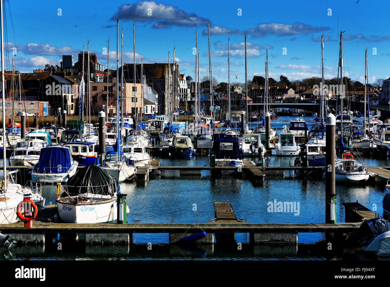 Barche ormeggiate a marina di Weymouth, Regno Unito, sotto il sole Foto Stock