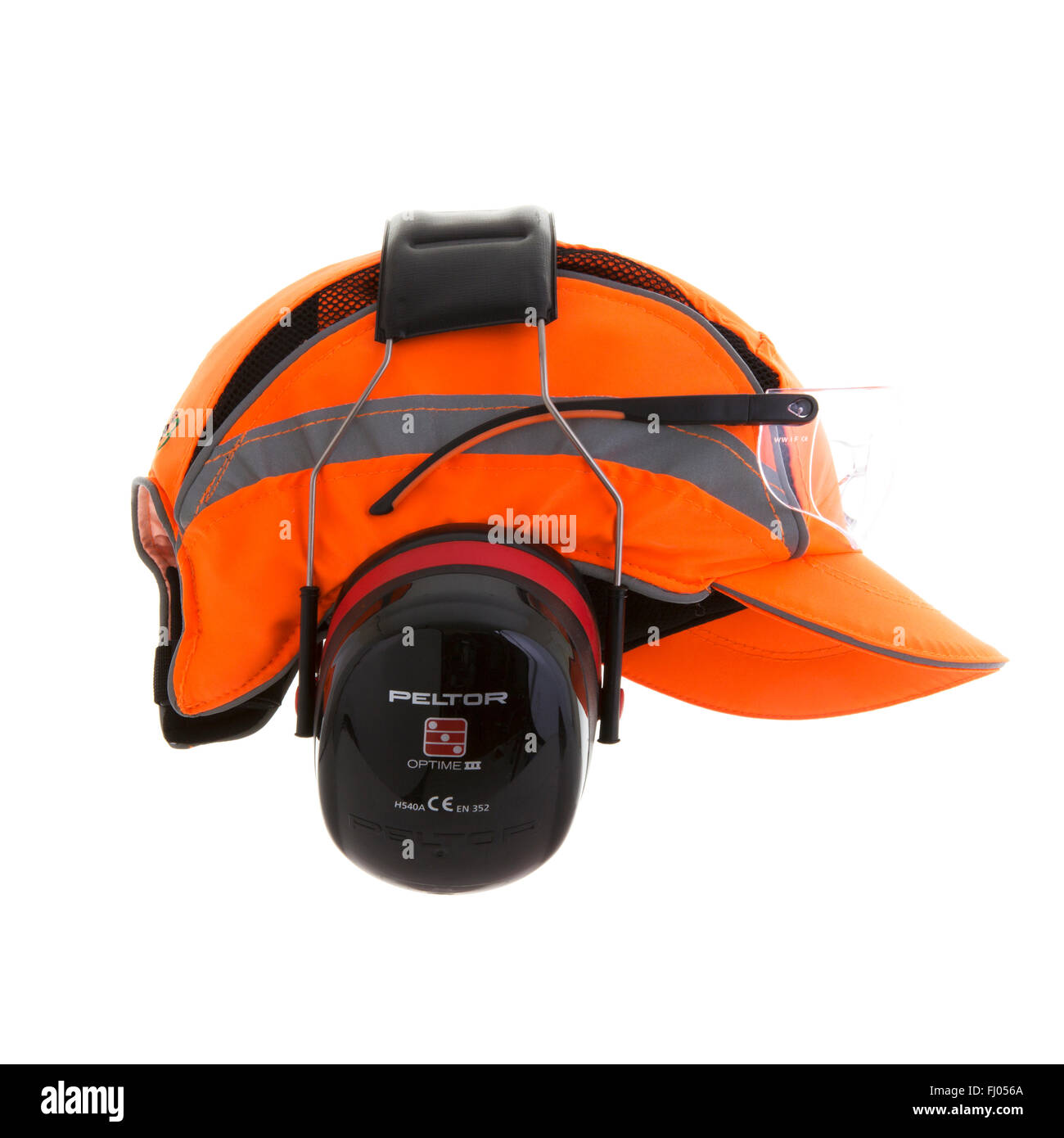 Arancione cappuccio Bump Elmetto di sicurezza con le protezioni auricolari e occhiali di sicurezza su sfondo bianco Foto Stock