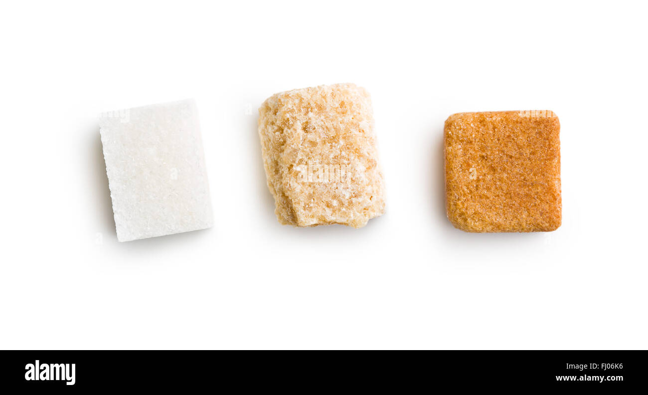 Tre diverse zollette di zucchero su sfondo bianco Foto Stock