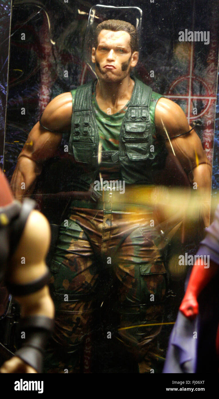 Figura des "Predator" aus dem gleichnamigen Spielfilm (gespielt von Arnold Schwarzenegger), Berlino. Foto Stock