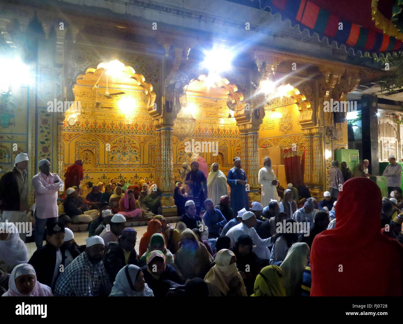 INDIA, AJMER: devoti offrire preghiere in Ajmer Sharif santuario in Ajmer il 13 febbraio 2016. Santo Sufi Hazrat Khwaja Gharib Foto Stock