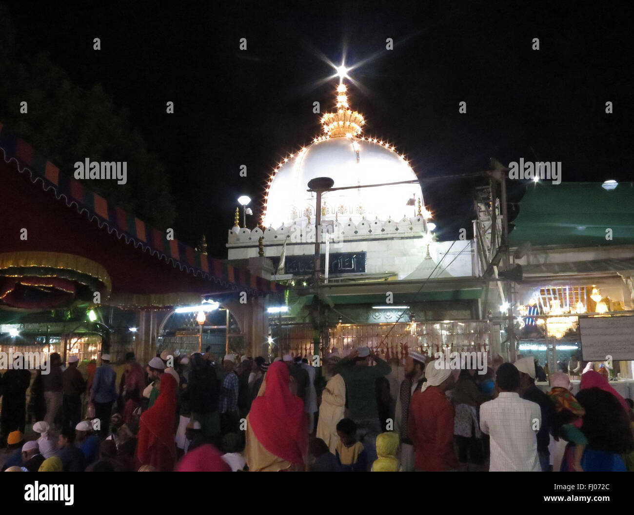 INDIA, AJMER: devoti offrire preghiere in Ajmer Sharif santuario in Ajmer il 13 febbraio 2016. Santo Sufi Hazrat Khwaja Gharib Foto Stock