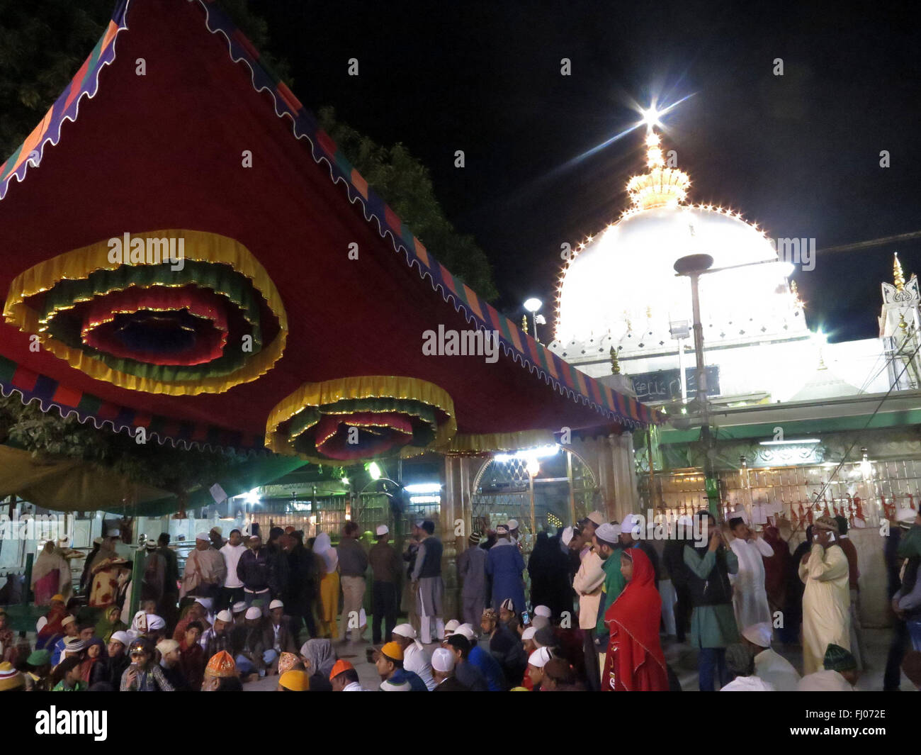 INDIA, AJMER: devoti offrire preghiere in Ajmer Sharif santuario in Ajmer il 13 febbraio 2016. Santo Sufi Hazrat Khwaja Gharib Foto Stock