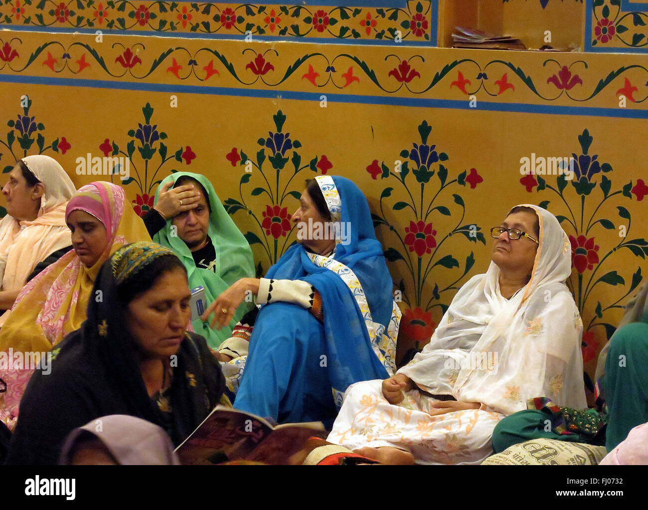 INDIA, AJMER: devoti offrire preghiere in Ajmer Sharif santuario in Ajmer il 13 febbraio 2016. Santo Sufi Hazrat Khwaja Gharib Foto Stock