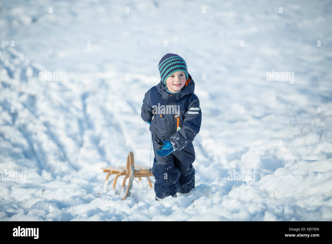 Ragazzino con lo slittino Foto Stock