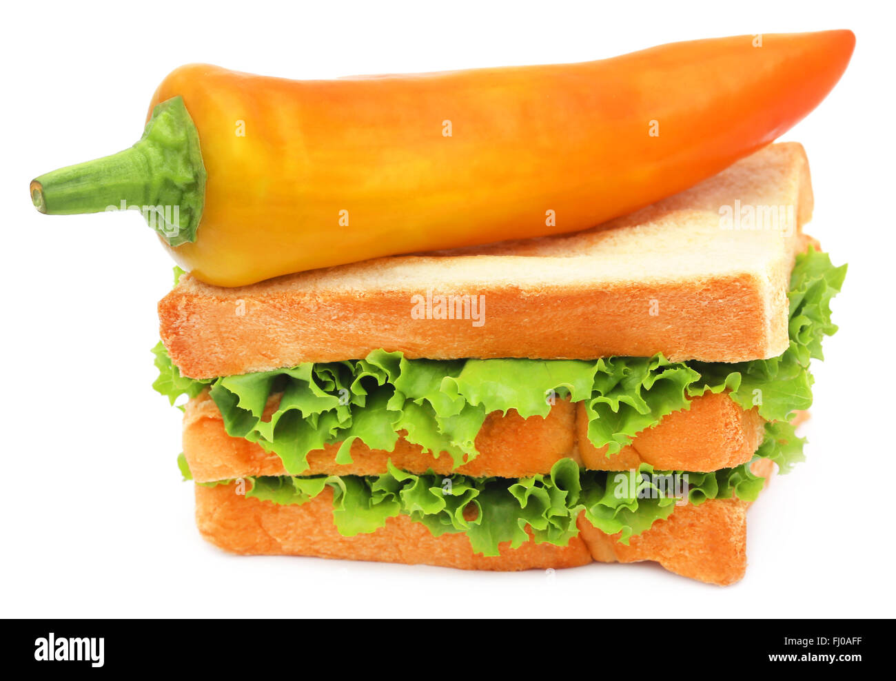 Insalata verde in un pane con peperoncino banana su sfondo bianco Foto Stock