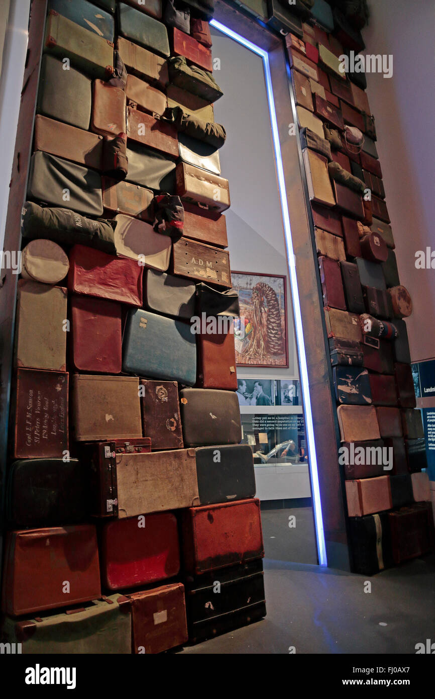 Arco di valigie in olocausto visualizzati nell'Imperial War Museum North, Salford Quays, Manchester, Regno Unito. Foto Stock